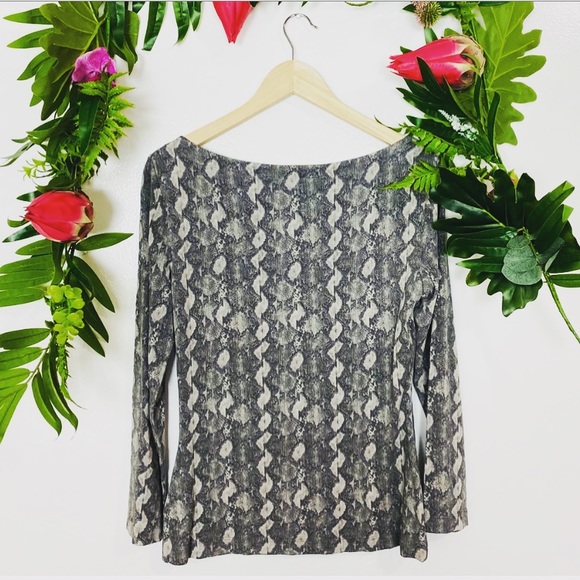 St. John snakeprint blouse ✨size medium - Picture 4 of 5